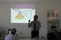Dr. Alexis Tejedor presenta propuestas y proyectos.