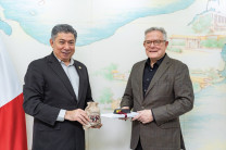 El Dr. Candanedo junto a David Boardman, Rector interino de la U. de Temple. El Dr. Candanedo junto a David Boardman, Rector interino de la U. de Temple.