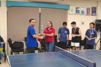 Dra. Marta Moreno, subdirectora de Vida Universitaria entrega trofeo a ganadores 