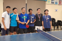 Entrega de reconocimiento a estudiantes que participaron de la actividad 