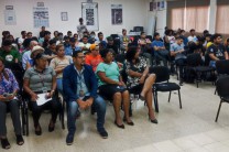 Estudiantes, docentes y administrativos participan como espectadores de la obra.