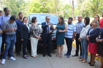 La Ing. Valenzuela recibe las llaves del nuevo vehículo asignado para organizaciones estudiantiles.