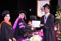 Jair Artgote Gerald; recibe de manos del Rector su Diploma de Graduación.