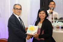  Un presente fue entregado por el Rector Montemayor Ábrego, a una de las secretarias.