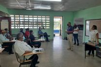 El Teniente Coronel, Alex González, director regional del Cuerpo de Bomberos de Veraguas, se dirige a la comunidad.