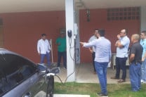 La instalación de un cargador para autos eléctricos de 7.6 Kilo Watts de potencia en los predios de la UTP en Tocumen, estuvo a cargo por el personal de investigación del Laboratorio de Energía del CINEMI.