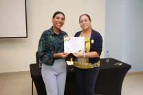 La Lcda. Inair Saturno, Directora de la DNOP junto a la Dra. Spence.