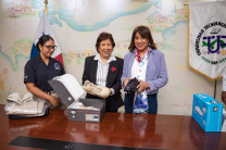 La Dra. Ángela Laguna, Rectora Encargada de la UTP, en la entrega de uniformes.