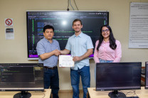 Al cierre de la actividad, el docente José Peralta, coordinador de la Facultad de Ingeniería de Sistemas Computacionales, junto con la Ing. Adiz Acosta, coordinadora del Centro de Emprendimiento, hizo entrega del certificado de participación al expositor Juan Luis Fábrega, en reconocimiento a su valiosa contribución.
