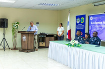 Mgtr. Adriano Martínez González, brindó las palabras de bienvenida y destacó la importancia de la implementación de esta iniciativa, orientada a prevenir y minimizar hechos delictivos tanto en el perímetro exterior como dentro del campus universitario. Mgtr. Adriano Martínez González, brindó las palabras de bienvenida y destacó la importancia de la implementación de esta iniciativa, orientada a prevenir y minimizar hechos delictivos tanto en el perímetro exterior como dentro del campus universitario.