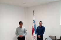 Ambrosio Ruiz y Yovany Samaniego, estudiantes de Ingeniería. Industrial presentando su trabajo sobre la Empresa Panameña de Alimentos.
