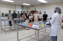 Estudiantes de FCYT explican a los visitantes las actividades realizadas en los espacios de manipulación de alimentos.