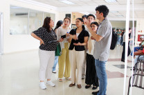 Integrantes de la delegación de la UPSA conversan durante el recorrido por las instalaciones de la UTP.
