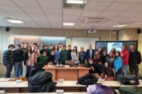 El Dr. Lucas E. Calvo G., junto a estudiantes del Politécnico de Bari, Italia.