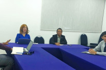 El Mgtr. Roberto Carvallo conversa autoridades de la UTP y el Ing. Chang. en el salón de la VIPE.