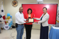 Entrega de reconocimiento a la UTP.
