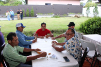 Colaboradores jugando domino