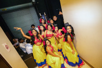 Diversos grupos de bailes tradicionales brindaron ese ánimo y colorido a la gala cultural. 