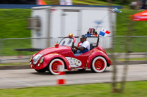 Autos de exhibición Estudiantes y visitantes admiraron los detalles de los vehículos participantes en la exhibición automotriz especial desplegada durante el evento.