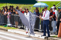 Primer banderazo Rectora Laguna y Decano Aguilar dan el primer banderazo para iniciar las carreras.