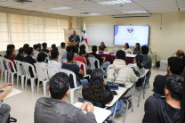 El Dr. Orlando Aguilar, Decano de la FIM, durante su discurso.