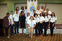 Estudiantes organizadores del simposio junto a sus docentes.