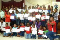 Niños del Verano Feliz recibiendo certificado de participación