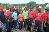 La Directora de UTP Colón junto a los perros policías.