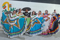 Estudiantes panameñas lucen atuendos tipicos de Hidalgo, México. 
