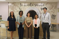 Miembros de Relaciones Internacionales, Biblioteca y la visitante en el salón de profesores.