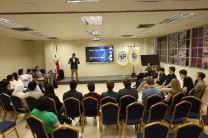 El Dr. Juan Castillo dictando sesión a los estudiantes visitantes.