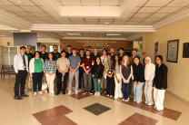 Delegación visitante camina por los pasillos del Edificio N°1.