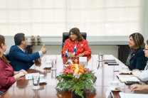 La Dra. Laguna conversa con el embajador nicaragüense. La Dra. Laguna conversa con el embajador nicaragüense.