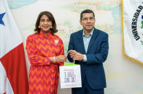 La Dra. Ángela Laguna Caicedo, Rectora de la UTP y S. E. Carlos Antonio Midence. La Dra. Ángela Laguna Caicedo, Rectora de la UTP y S. E. Carlos Antonio Midence.