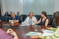 Los doctores Llubes y Vanhoeserlande, en conjunto con el Dr. Mojica.