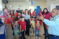 Personal de Aeropuerto guían la visita.