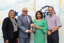 Dra. Kathya Baruco, directora de la Editorial; Henry Gorgona L., autor; Dra. Ángela Laguna Caicedo, Rectora de la UTP y Armando Pinillo, agente de mercadeo. Personal de la Editorial Universitaria