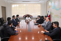 La rectora de la UTP, Dra. Ángela Laguna Caicedo, junto a los diputados Jorge Bloise y Edilberto Guerrero, durante la reunión estratégica enfocada en los retos y proyectos de la educación superior en Panamá.