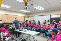 Visita en los laboratorios de electrica