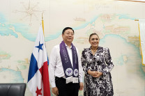Mgtr. Mabel Del Cid en conjunto con el gobernador de Aba Mr. Luo Zhenhua.