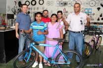 Al final de la visita, un grupo de docentes le obsequian una bicicleta