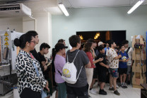 La Ing. Karla Arosemena junto a la delegación de la WRO observando proyectos en el FAB LAB.