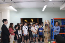 El Ing. Axel Chang y la delegación de la WRO observando avances tecnológicos en el FAB LAB.