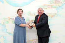 La embajadora de Francia, S. E. Aude De Amorim recibió un obsequio por parte del Rector.