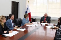 El rector, Dr. Aizpurúa junto a la delegación francesa dialogando.