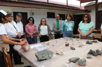 Autoridades comparten con los instructores del campamento. 