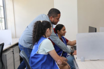 Ing. Juan Zamora, junto a los voluntarios.