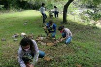 Estudiantes adecuando el área para la reforestación.