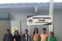 Docentes y estudiantes del Centro Regional de Panamá Oeste, en la promoción de carreras. 