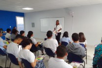 Promoción de oferta académica por la Profesora Marlene Guzmán, a los estudiantes del Colegio Gabriel Mistral.
